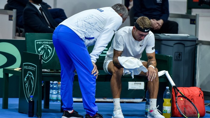 Nehrajúci kapitán slovenského daviscupového tímu Tibor Tóth atenista Alex Molčan počas zápasu úvodnej dvojhry proti Čile.