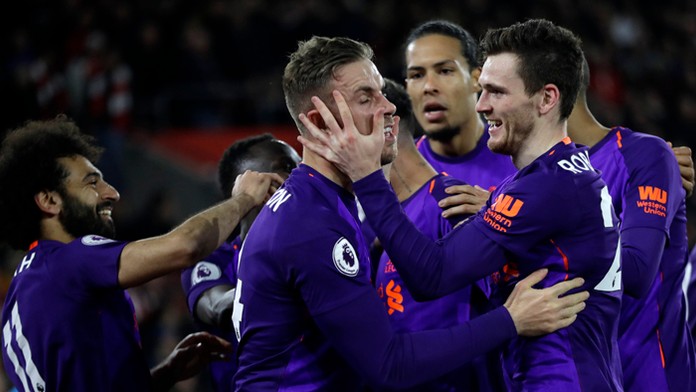 Na archívnej snímke Nigel Farage s britským pasom.