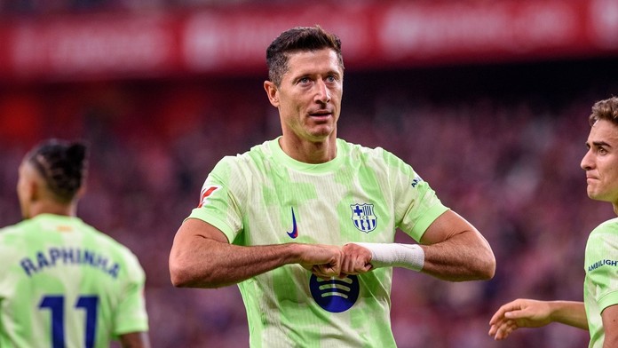 Barcelona uzavrela skvelú sezónu víťazstvom. Lewandowski pokoril magickú stovku