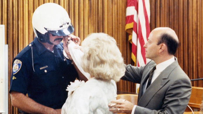 Zsa Zsa Gabor počas rekonštrukcie facky policajtovi Paulovi Kramerovi 14. septembra 1989.