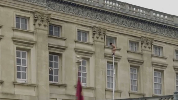 Z okna Buckinghamského paláca utekal oknom nahý muž.