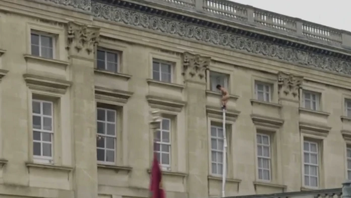Z okna Buckinghamského paláca utekal oknom nahý muž.