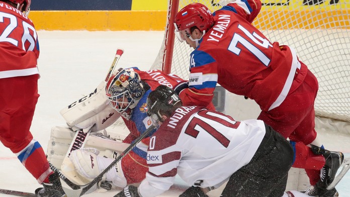 Na snímke súboj lotyšského hráča proti ruským.