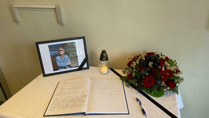 Kondolenčná kniha na slovenskom veľvyslanectve v Prahe.