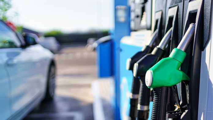 Muž tankuje benzín na pumpe 