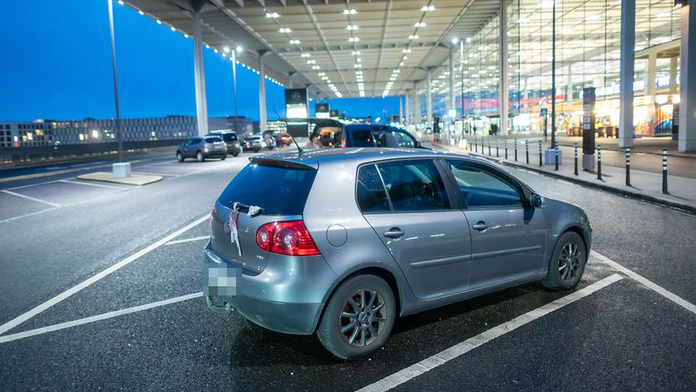 Záhada auta na berlínskom letisku: Na parkovisku stálo viac než rok