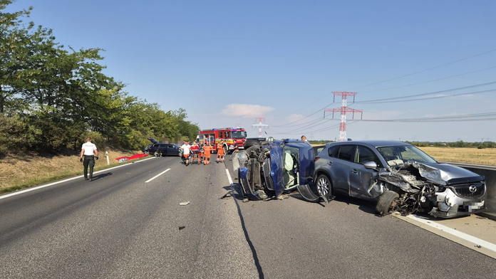 FOTO: Hromadná nehoda na diaľnici D1. Na mieste zasahuje aj vrtuľník