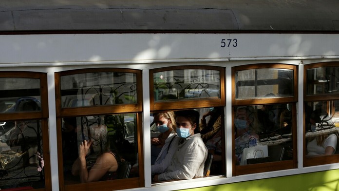 Cestujúci v električke v Lisabone.