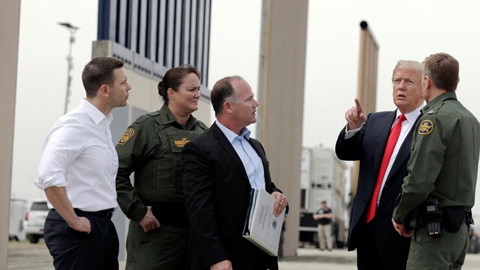 Americký prezident Donald Trump pri prehliadke prototypov hraničných múrov.