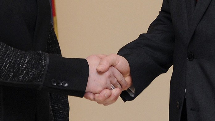 Podanie rúk Radičovej a Fica.