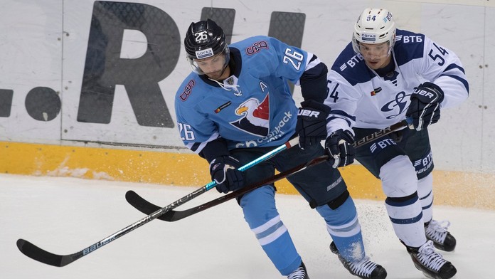 Na snímke vľavo Michal Řepík (Slovan) a vpravo Vitalij Menšikov (Dinamo) počas stretnutia Slovan Bratislava - Dinamo Moskva.