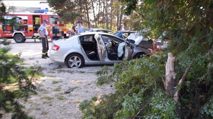Nezvládol kruhový objazd, prerazil betónový múr a poškodil tri autá.