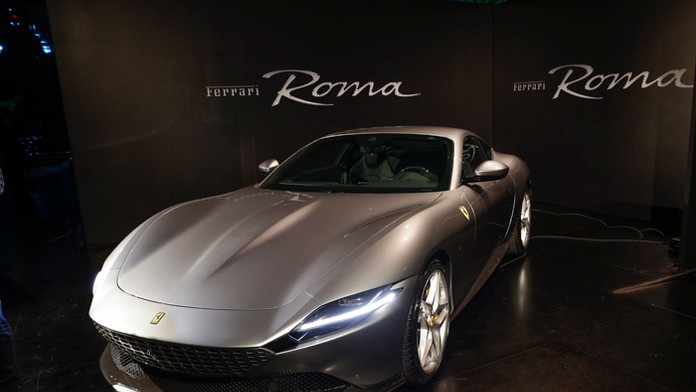 Nový typ športového automobilu Ferrari Roma počas oficiálneho predstavenia v Ríme.
