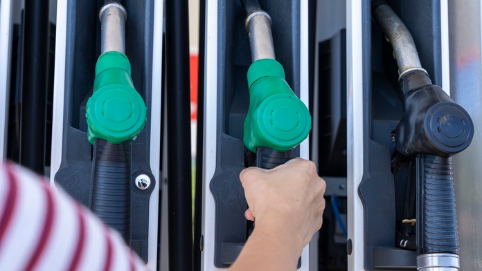 Muž tankuje benzín na pumpe 