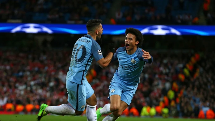 Sergio Agüero (vľavo) oslavuje svoj druhý gól v osemfinále LM proti Monacu so spoluhráčom Leroy Saném.