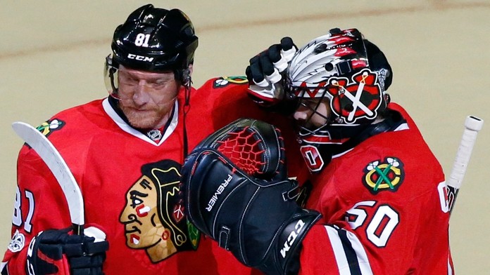 Marián Hossa oslavuje víťazstvo nad Columbusom so spoluhráčom Corey Crawfordom.