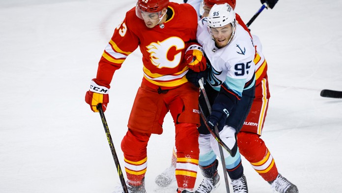 Tatar asistoval pri víťazstve, Ružička odohral v sezónnom debute.