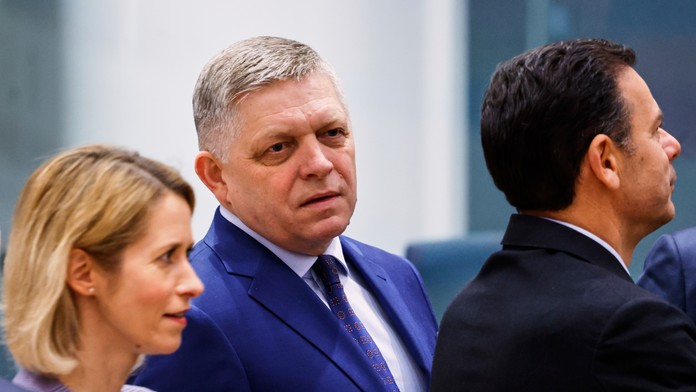 Na snímke slovenský premiér Robert Fico (uprostred) a šéfka európskej diplomacie Kaja Kallasová.