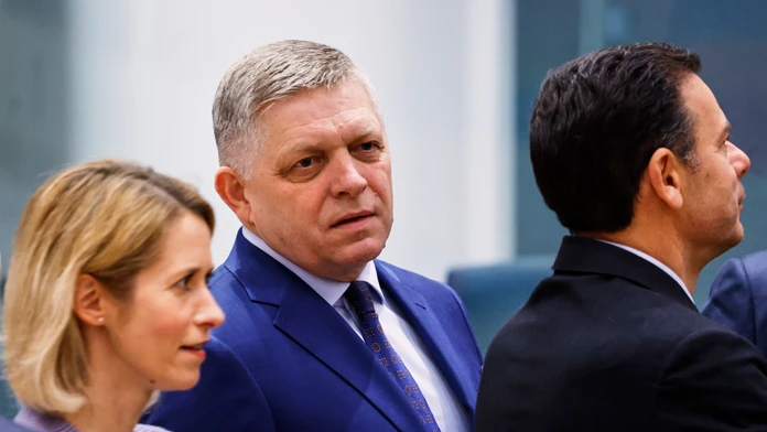 Na snímke slovenský premiér Robert Fico (uprostred) a šéfka európskej diplomacie Kaja Kallasová.