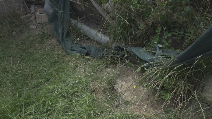 Dom, kde policajti vykonali raziu.