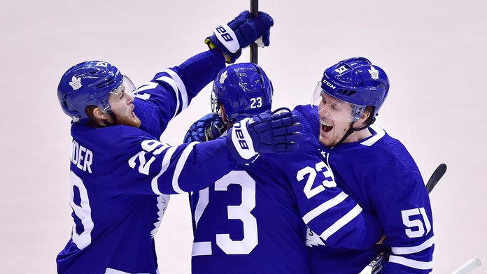 Auston Matthews z Toronta oslavuje gól v 1. kole play off proti Bostonu.