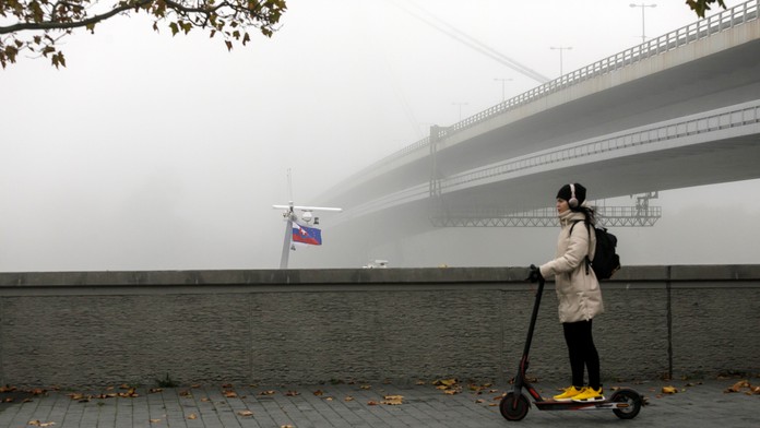 Most SNP zahalený v hmle v Bratislave.