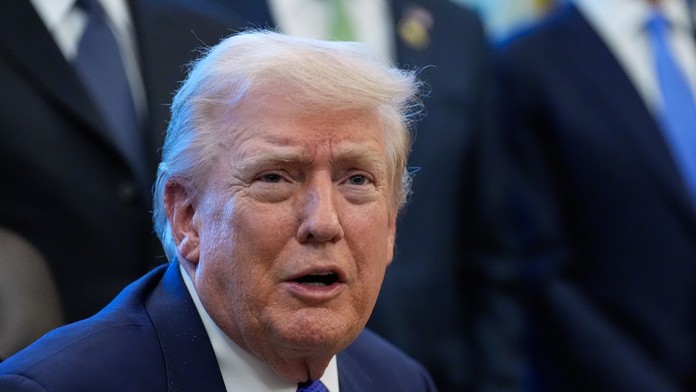 Americký prezident Donald Trump reční v Oválnej pracovni Bieleho domu vo Washingtone.