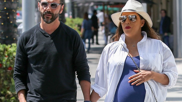 Manželia sa tešia z prvého prírastku. 