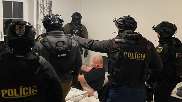 Policajti chytili muža s európskym zatykačom na krku.