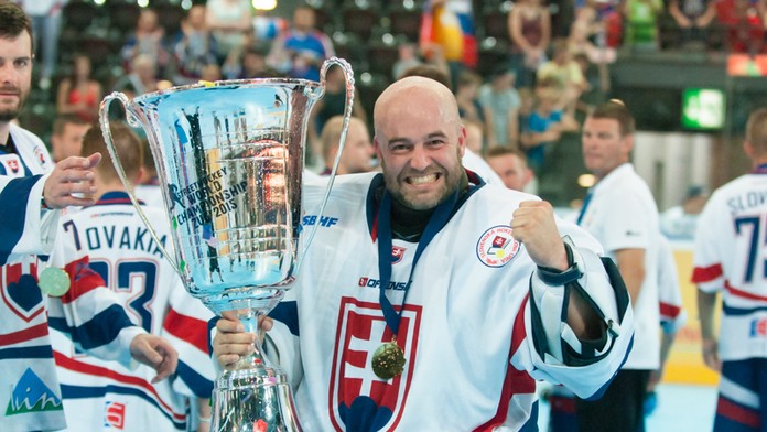Brankár Stanislav Petrík s trofejou pre majstra sveta v hokejbale.