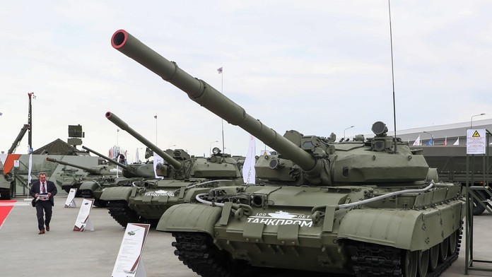 Namiesto „zázračných“ Armat 60-ročné tanky. Rusko vyťahuje zo skladov múzejné kúsky