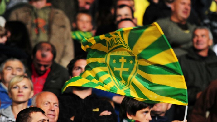 Fanúšikovia Žiliny s klubovou vlajkou.