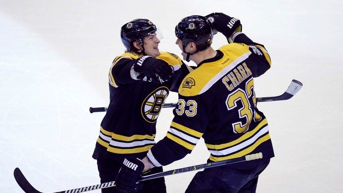 Zdenovi Chárovi (vpravo) gratuluje ku gólu proti San Jose spoluhráč z Bostonu Torey Krug.