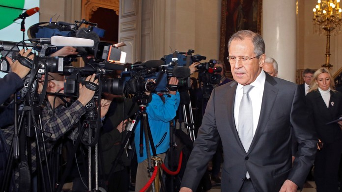  Sergej Lavrov odchádza zo stretnutia v Paríži