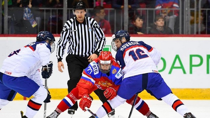 Momentka zo zápasu SR 18 - Rusko 18 na MS tejto vekovej kategórie.