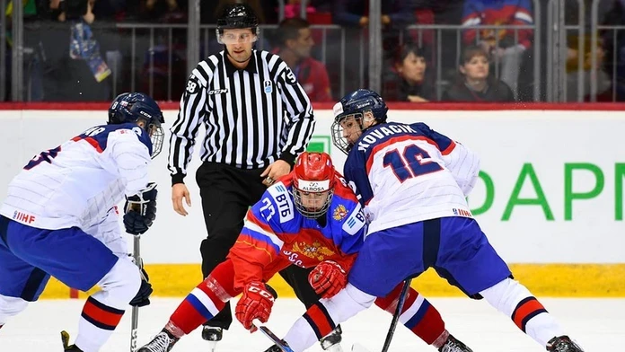 Momentka zo zápasu SR 18 - Rusko 18 na MS tejto vekovej kategórie.