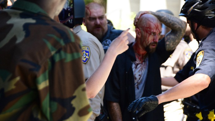 Desať zranených počas bitky nacionalistov s antifašistami v Kalifornii.