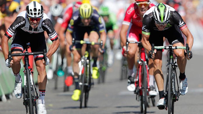 Michael Matthews (vľavo) vyhral 16. etapu Tour de France v záverečnom špurte.