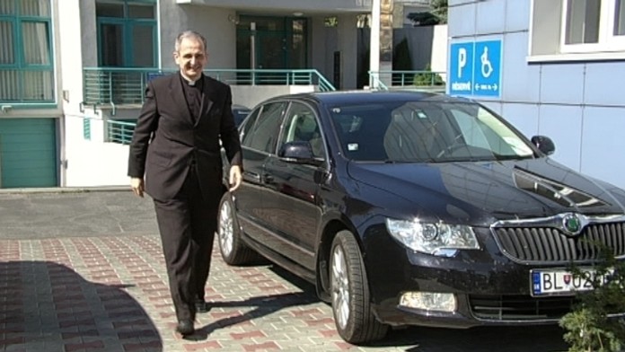 Biskup a jeho luxusné auto