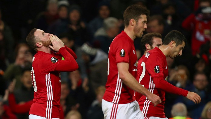 Kapitán Manchestru United Wayne Rooney (vľavo) oslavuje gól v dueli EL proti Feyenoordu Rotterdam.