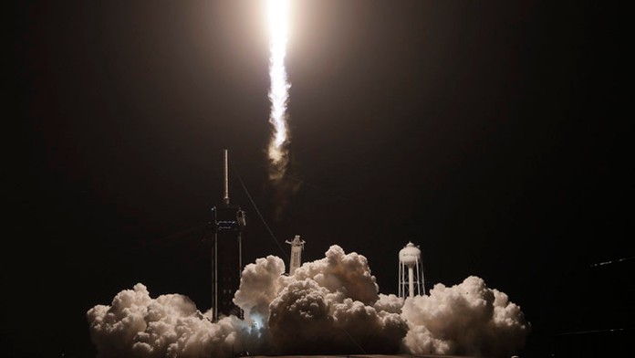 Kozmická loď Crew Dragon odštartovala k vesmírnej stanici ISS.