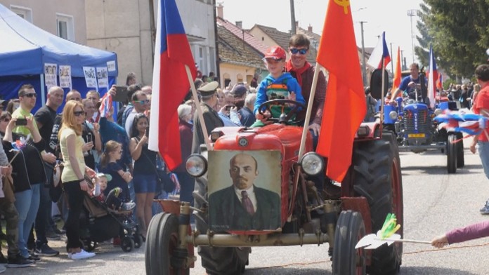 Nicolas Špalek (Slovensko) a vľavo Irlian Ceka (Albánsko) počas kvalifikačného zápasu ME 2019 do 21 rokov Slovensko - Albánsko.