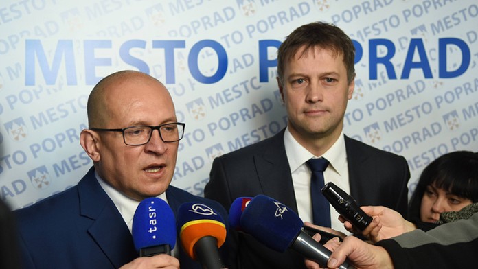 Konateľ a výkonný riaditeľ HK ŠKP Poprad Peter Žifčák (vpravo) a prezident klubu a primátor Popradu Jozef Švagerko.