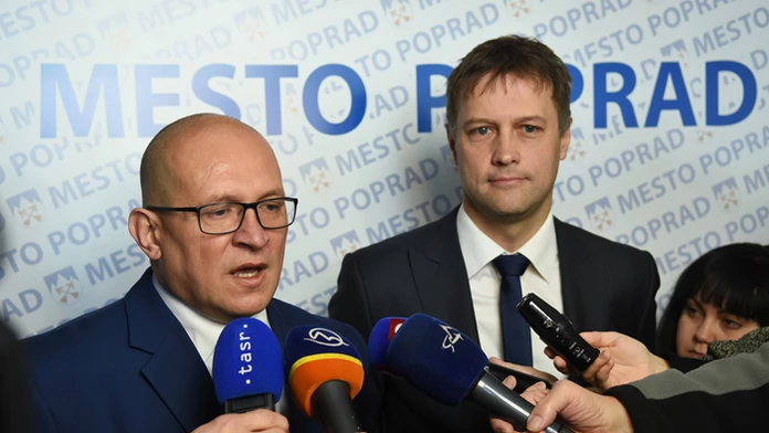 Konateľ a výkonný riaditeľ HK ŠKP Poprad Peter Žifčák (vpravo) a prezident klubu a primátor Popradu Jozef Švagerko.