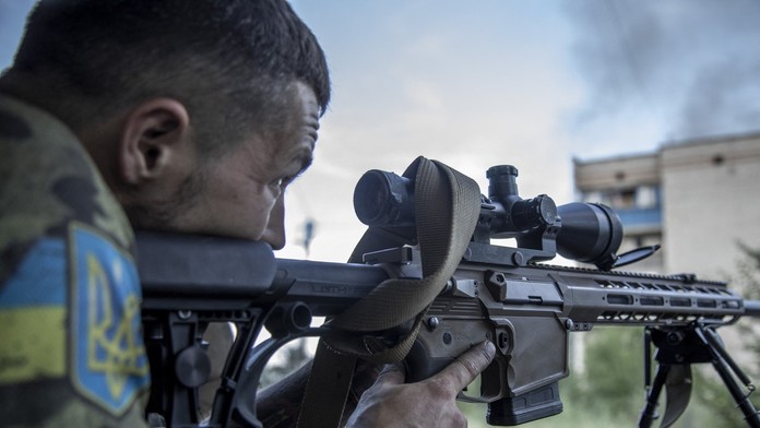 Jeden neuvážený pohyb a je koniec. Video zachytáva „nočnú zmenu“ ukrajinských snajperov v Bachmute