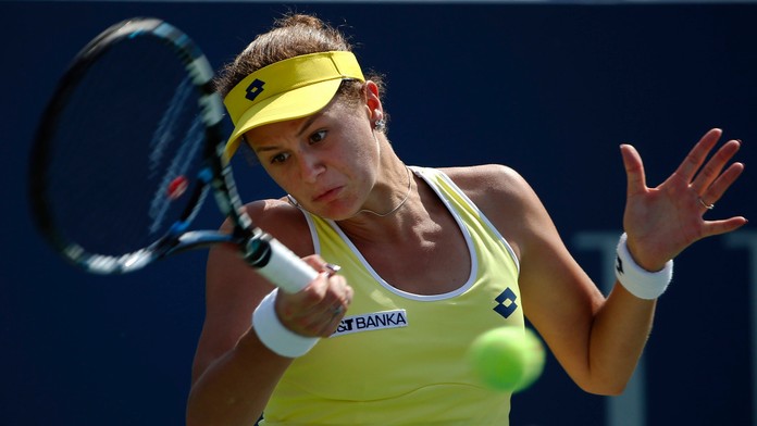 Slovenská tenistka Jana Čepelová odvracia loptičku Rumunke Simone Halepovej.