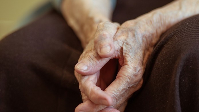 Ďalšia dôchodkyňa vyhodila životné úspory z okna bytu. Podvodníci sa vydávali za kuriéra a policajtku