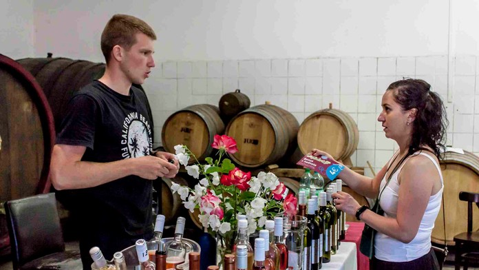 Vinári čelia pre krízu nezvyčajnému problému. Víno nemajú pomaly v čom skladovať