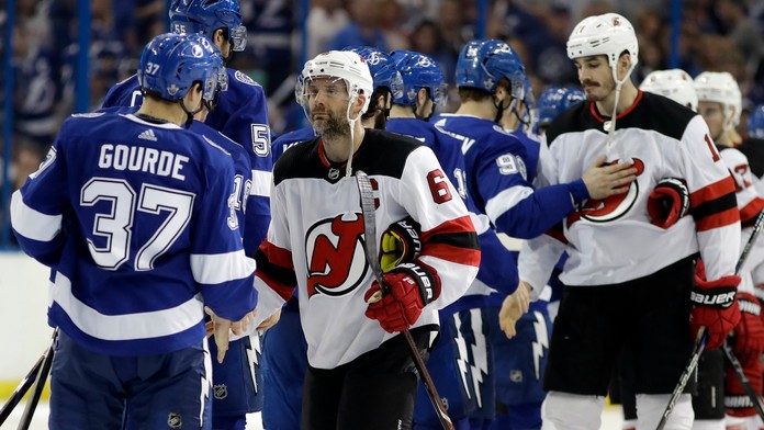 Hráči Devils gratulujú súperom z Tampy k postupu.