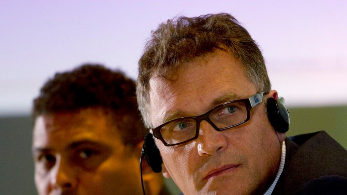Generálny tajomník FIFA Jerome Valcke (vpravo).